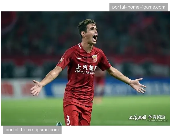 特写镜头：老将拉卡泽特替补登场扳平比分，疯狂滑跪庆祝