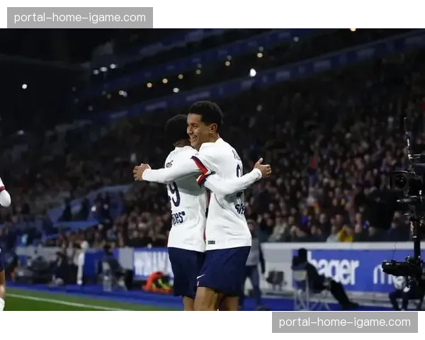 特写：斯特拉斯堡老将加梅罗罚入点球后指向天空告慰亲人