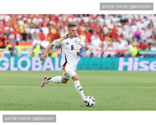 特写画面：拜仁队长基米希在球队大巴前，向球迷举手致歉，球队因保守出局